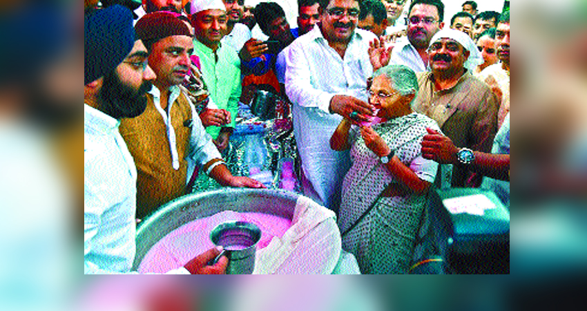 शीला दीक्षित ने कांग्रेस के कार्यालय में दी इफ्तार की दावत, गुलाबी शरबत पिलाकर किया अभिवादन... शीला दीक्षित ने कांग्रेस के कार्यालय में दी इफ्तार की दावत, गुलाबी शरबत पिलाकर किया अभिवादन...